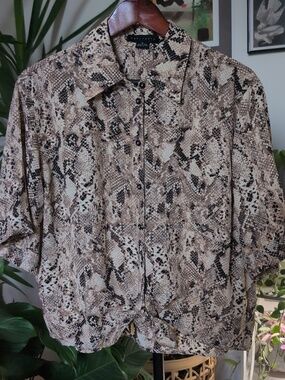 Sanctuary, button-down, boxy, tie Waist,comfortable blouse - beige snake pattern